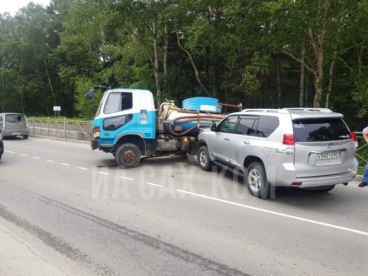 Грузовик не удержался на ручнике и попал в аварию с 