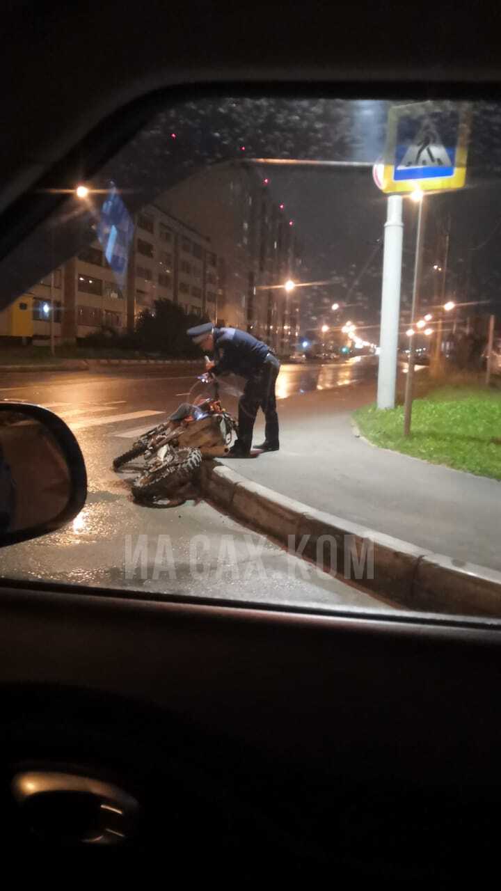 Авария с мотоциклистом попала на видео в Южно-Сахалинске. Сахком — новости  Сахалина и Курил