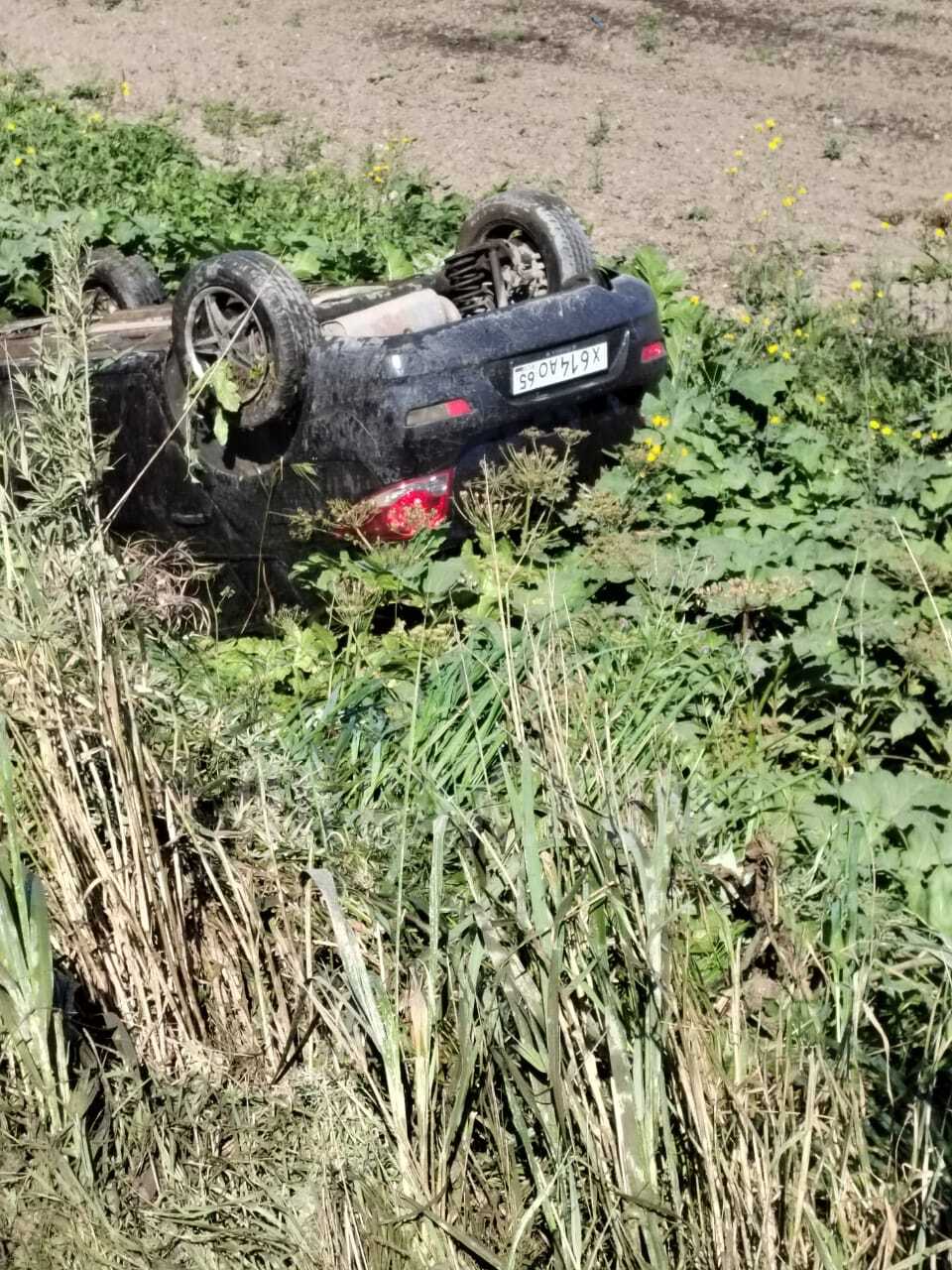 На улице Лесной в Южно-Сахалинске опрокинулся в кювет автомобиль. Сахком —  новости Сахалина и Курил