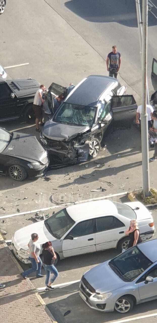 В Южно-Сахалинске на Железнодорожной произошло ДТП с тремя машинами. Сахком  — новости Сахалина и Курил