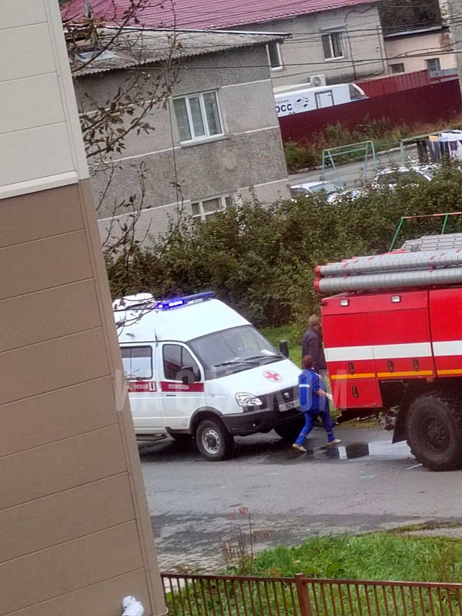 К автомобилю на газоне в Аниве приехали скорая и пожарные. Сахком — новости  Сахалина и Курил