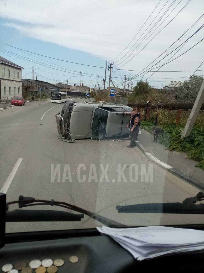 В Холмске перевернулся 