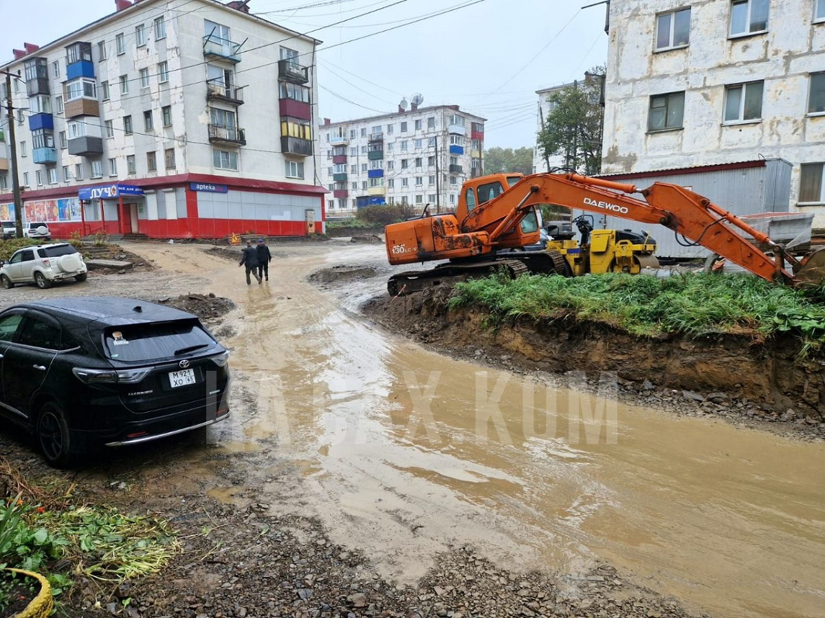 Холмчане ходят по щиколотку в грязи из-за замершего ремонта у дома. Сахком  — новости Сахалина и Курил