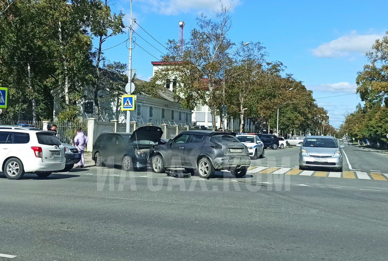 Два авто столкнулись у пешеходного перехода в Южно-Сахалинске. Сахком —  новости Сахалина и Курил