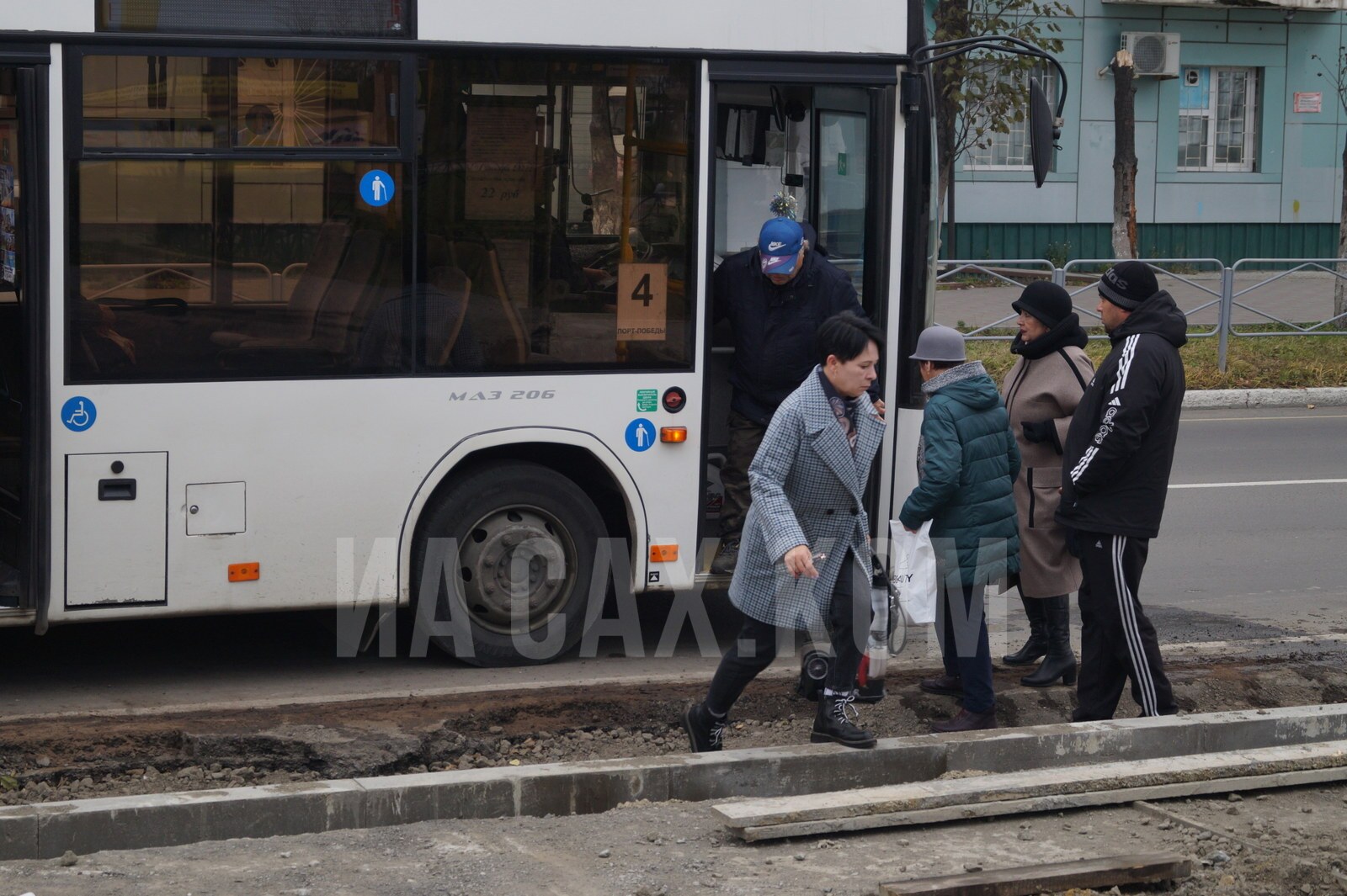 Поронайцев поджидает полоса препятствий на пути к автобусам. Сахком —  новости Сахалина и Курил