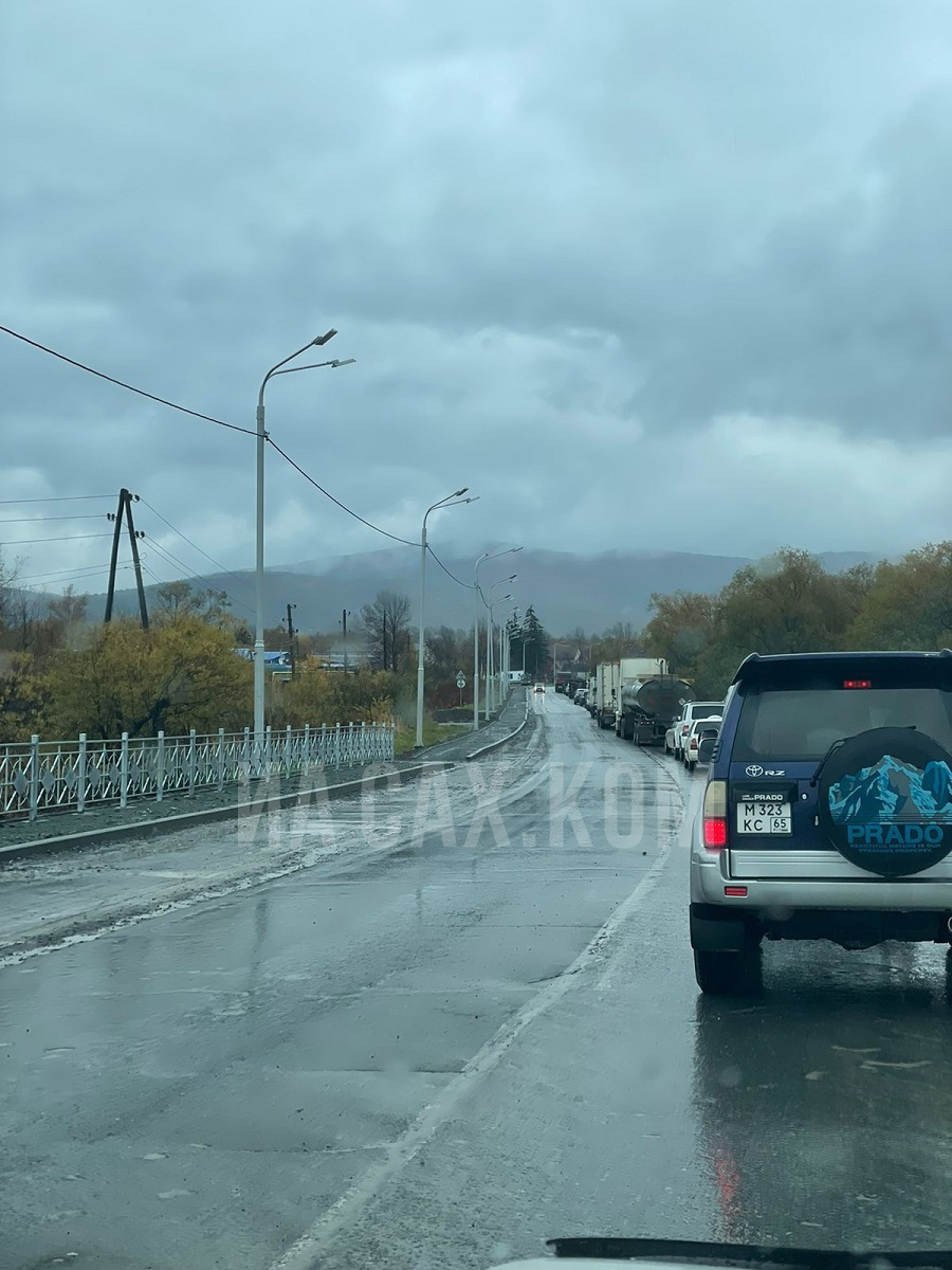 Большая пробка затрудняет движение на севере Южно-Сахалинска. Сахком —  новости Сахалина и Курил