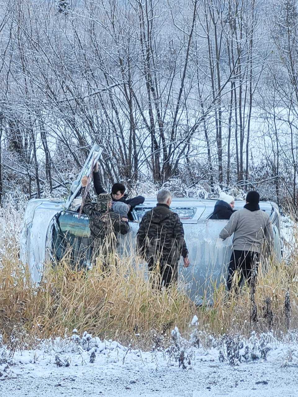 Два автомобиля столкнулись и разлетелись с дороги в Тымовском районе.  Сахалин.Инфо