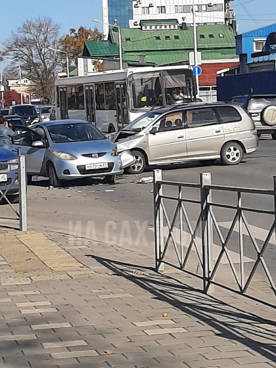 На пересечении Бумажной и Ленина в Южно-Сахалинске столкнулись два авто.  Сахком — новости Сахалина и Курил