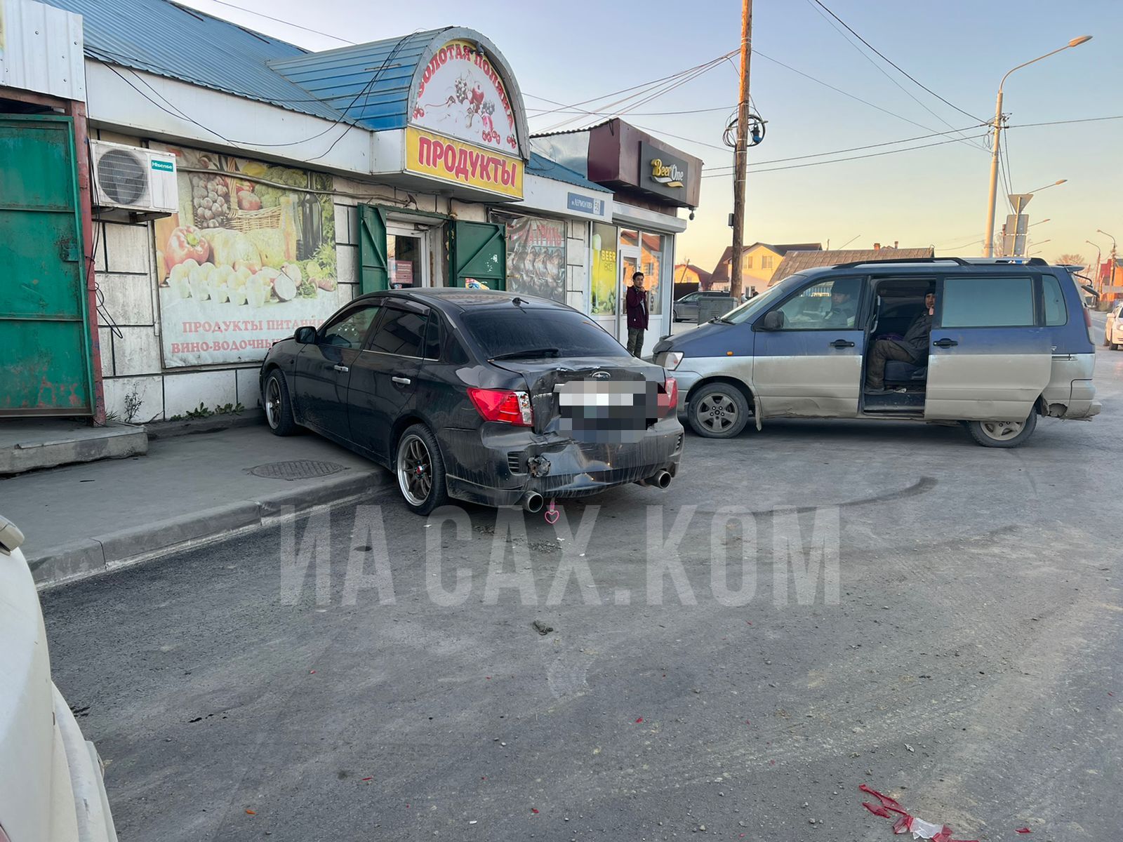 В Южно-Сахалинске неизвестный впечатал припаркованный Subaru в магазин.  Сахалин.Инфо