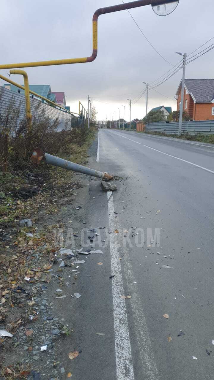 Автомобиль снес опору газопровода в Южно-Сахалинске. Сахком — новости  Сахалина и Курил