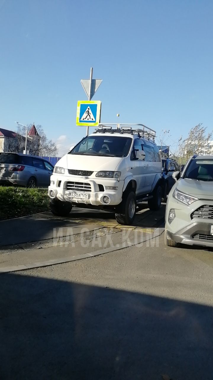 Тротуар в Южно-Сахалинске перегородил автохам. Сахалин.Инфо