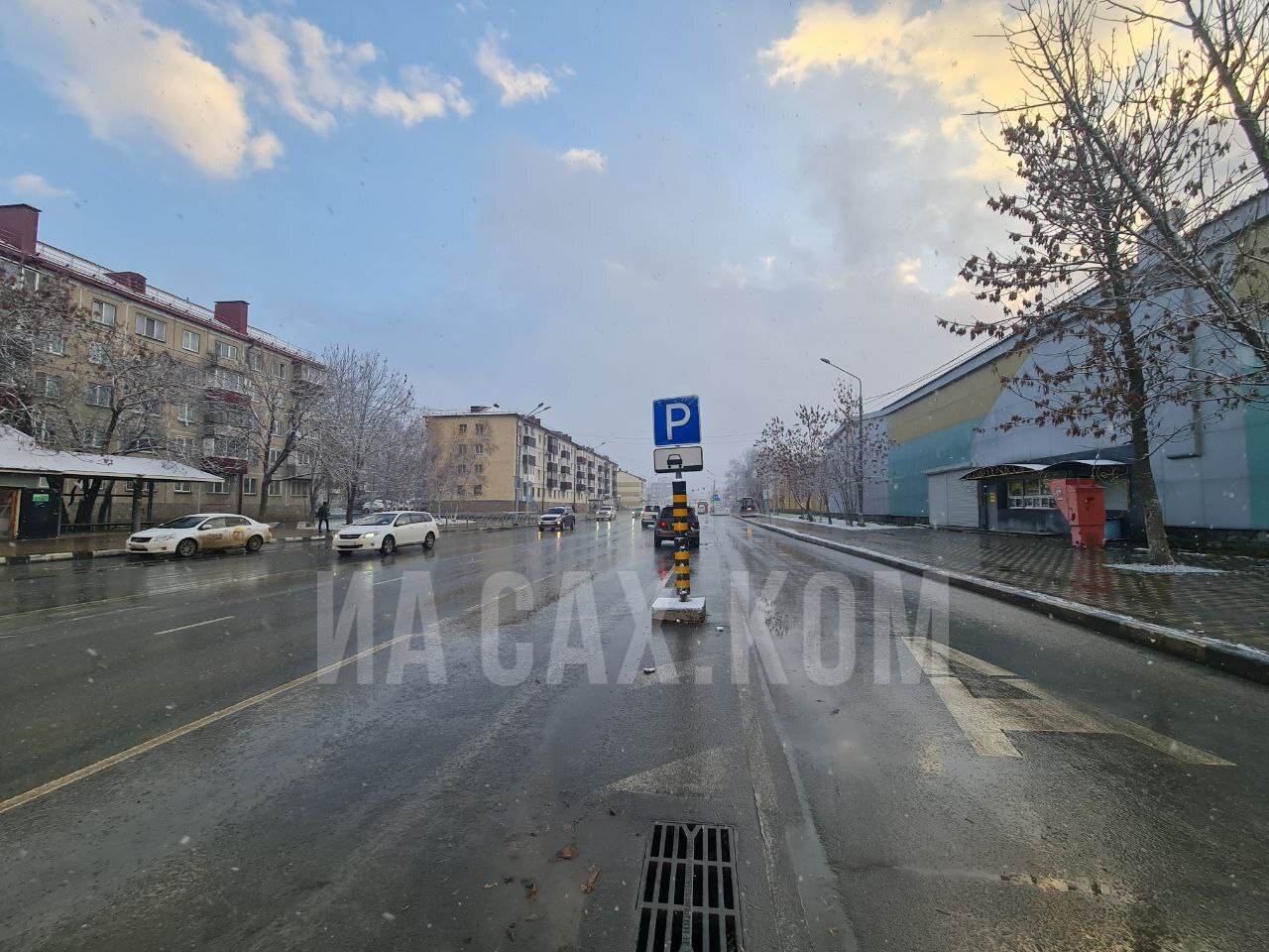 Выделенка на Сахалинской вынуждает пешеходов нарушать ПДД в пути с новой  парковки. Сахком — новости Сахалина и Курил