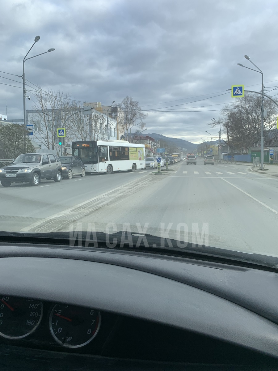 Из-за ремонта на временном мосту в Южно-Сахалинске собралась пробка. Сахком  — новости Сахалина и Курил