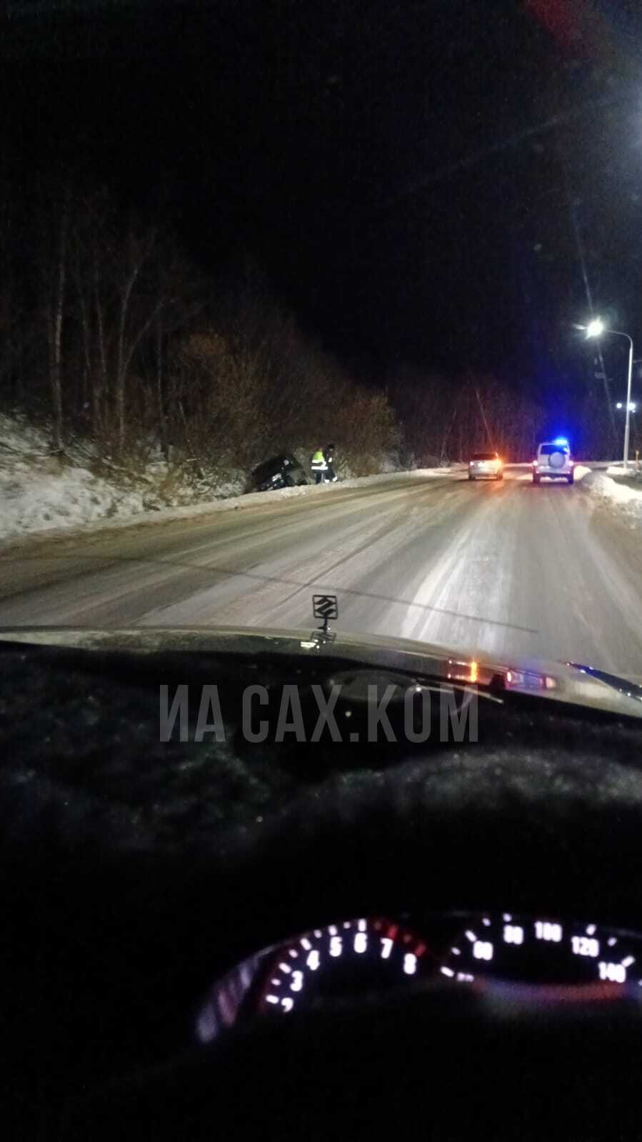 На въезде в Ноглики в кювет слетел автомобиль. Сахалин.Инфо