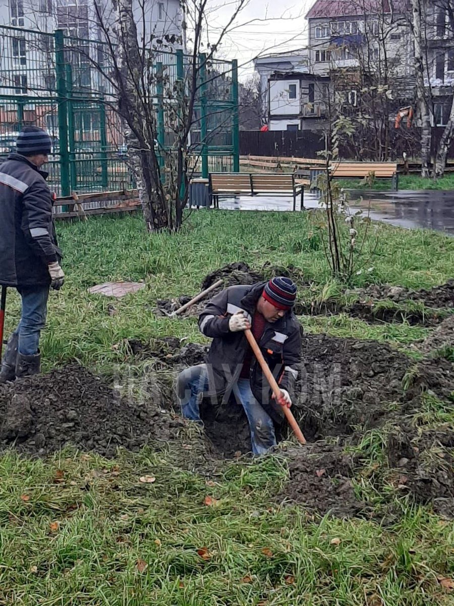 В южно-сахалинском дворе раскапывают свежее благоустройство. Сахком —  новости Сахалина и Курил