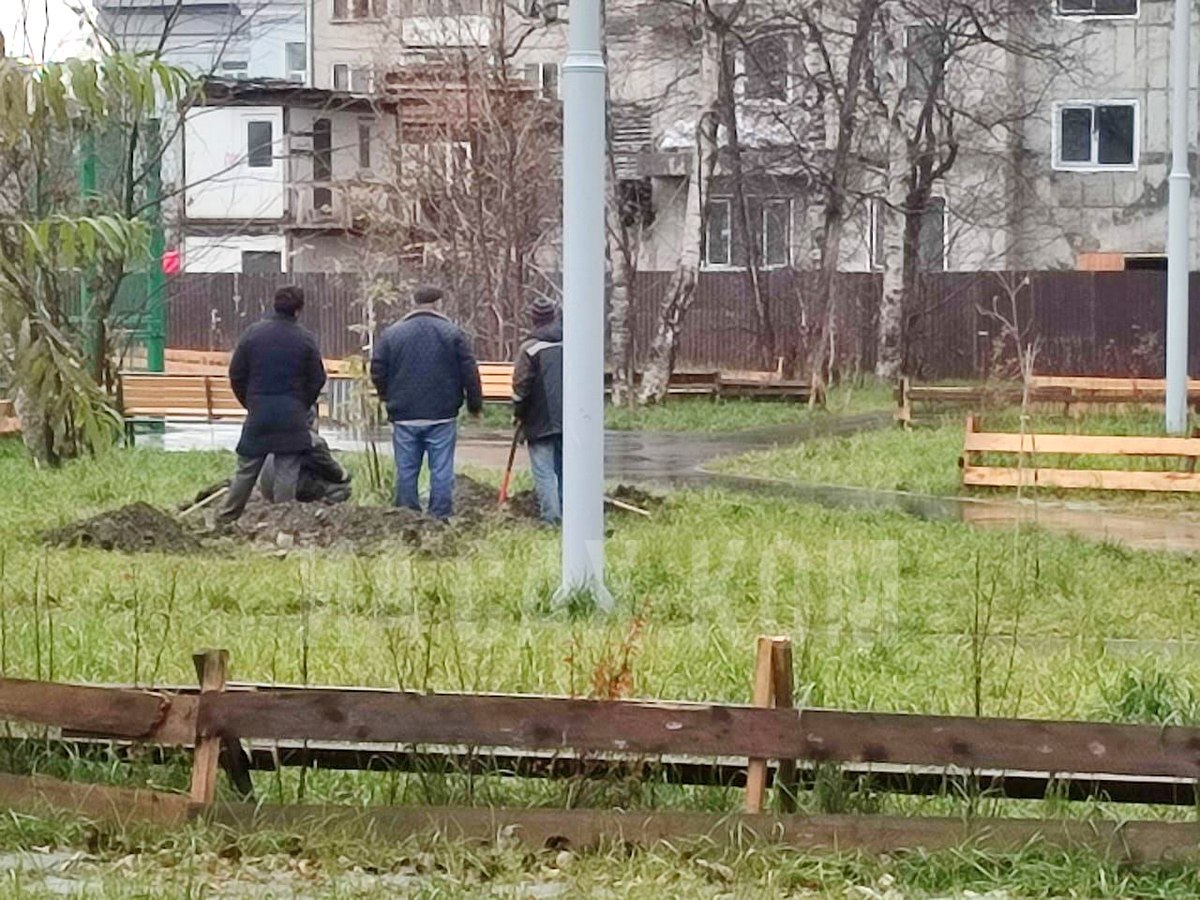 В южно-сахалинском дворе раскапывают свежее благоустройство. Сахком —  новости Сахалина и Курил