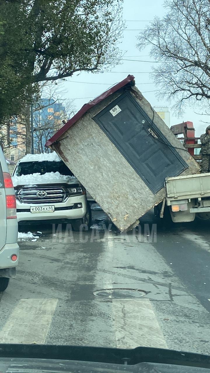 В Южно-Сахалинске бытовка упала с кран-балки на припаркованный автомобиль.  Сахалин.Инфо