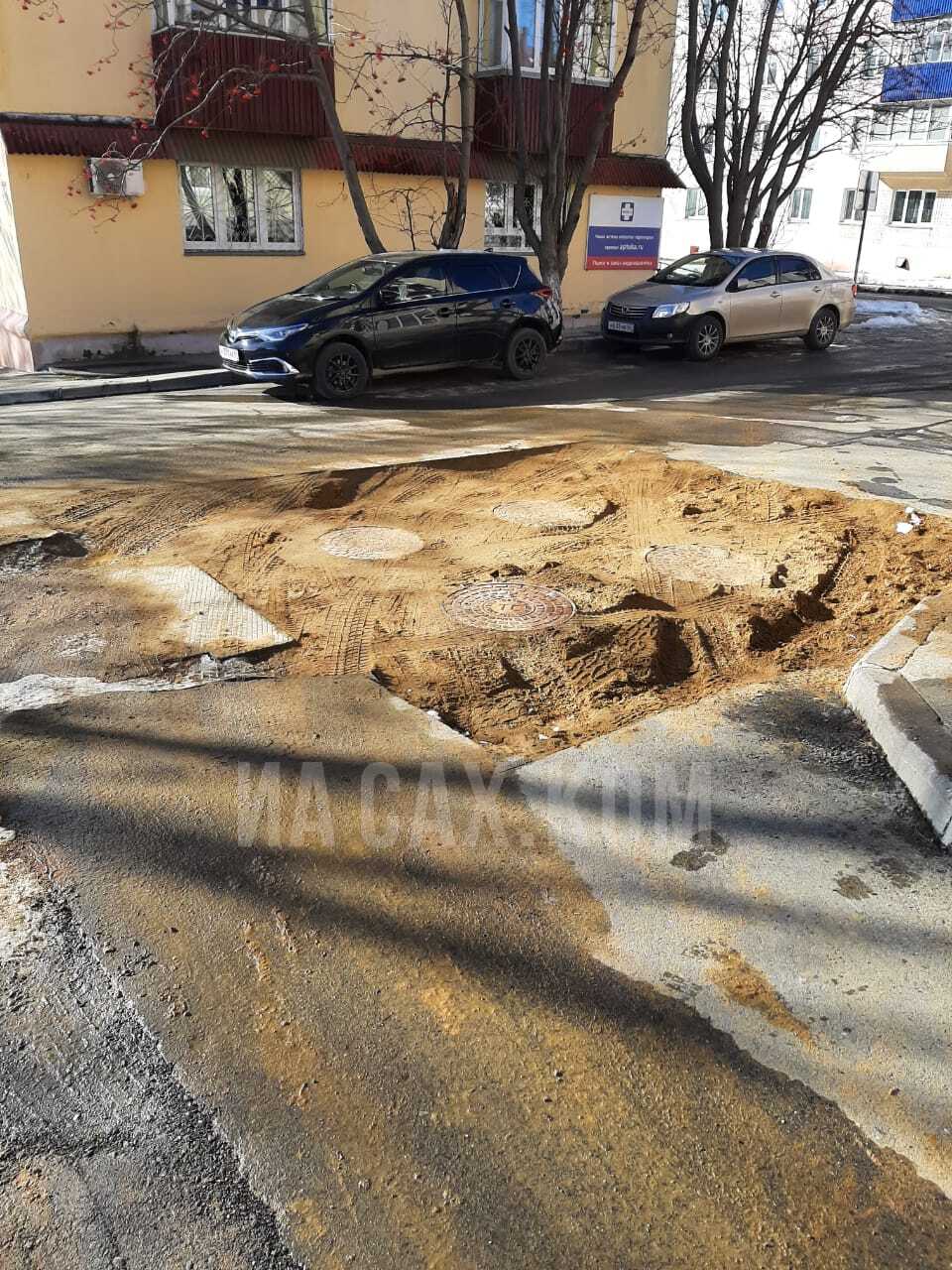 Замена сетей в корсаковском дворе уничтожила ровный асфальт. Сахком —  новости Сахалина и Курил