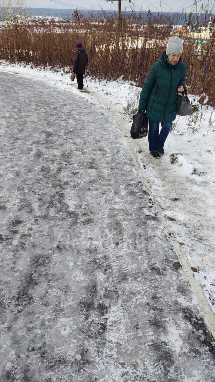 В Холмске обезопасили от гололедицы автомобилистов, но забыли о пешеходах.  Сахком — новости Сахалина и Курил