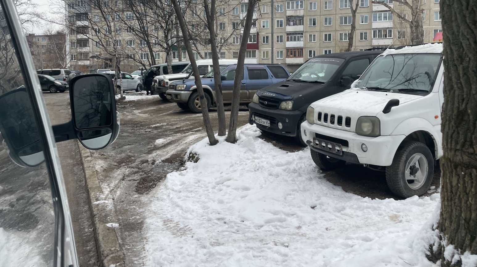 Автомобилистам Южно-Сахалинска напоминают, что газон под снегом — все еще  газон. Сахком — новости Сахалина и Курил