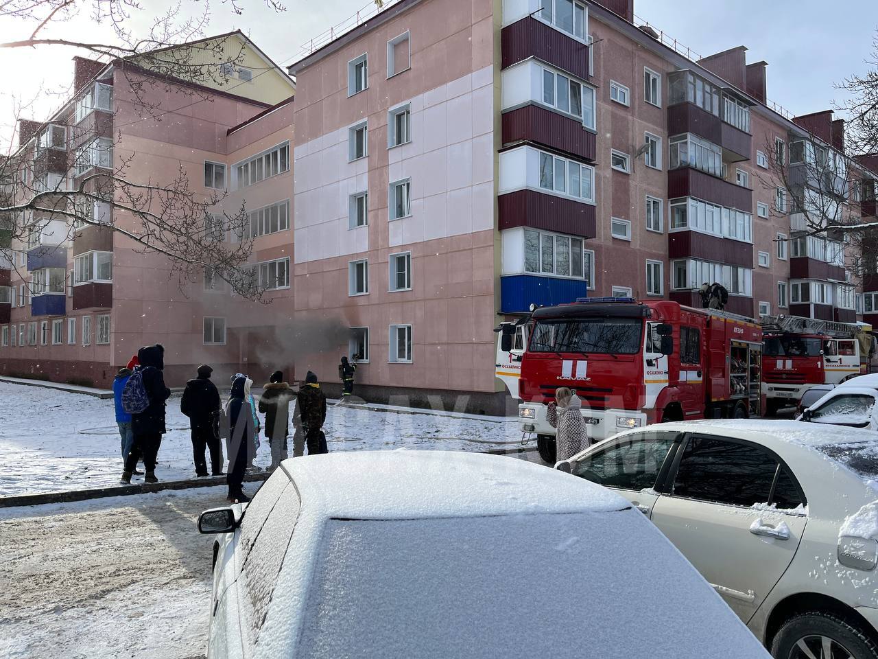 На бульваре Анкудинова тушат пожар в пятиэтажке. Сахком — новости Сахалина  и Курил