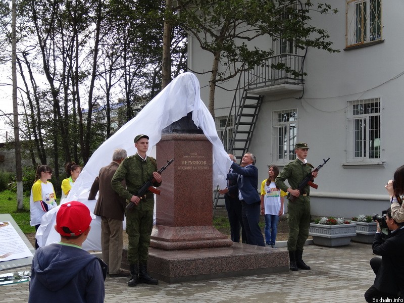 Какие достопримечательности есть в столице поронайске. Памятник Тайхо коки в Поронайске. Памятник Пермякову в Поронайске. Поронайск площадь Пермякова. Поронайск достопримечательности.