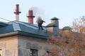 Подростки в Шахтерске катались с крыши дома вместо горки