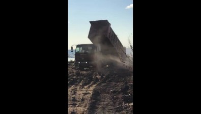 Рабочие вывозят остатки снесенного дома на берег моря в Невельске