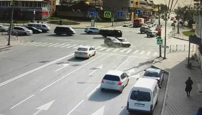 Непонятная работа умного светофора в Южно-Сахалинске провоцирует ДТП