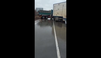 Два большегруза не поделили дорогу в Тымовском районе