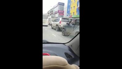 В Южно-Сахалинске три авто собрались в "бутерброд"