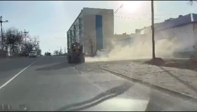 Из-за уборки в Охе началась пыльная буря