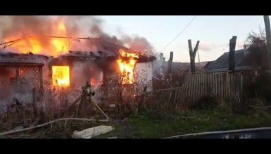 В Ново-Александровске горит расселенный дом