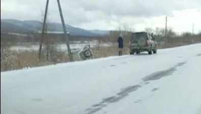 В Тымовском районе из-за гололедицы столкнулись внедорожник и грузовик