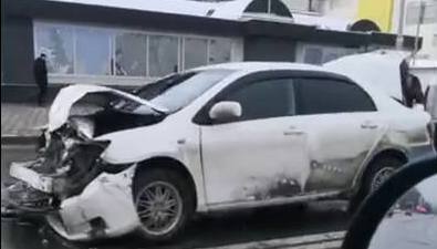 В Южно-Сахалинске неудачно встретились два авто