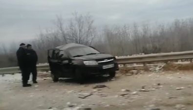 Легковушка врезалась в грузовик на севере Сахалина