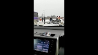 Subaru Forester разлетелся в клочья после столкновения с автобусом на Сахалине